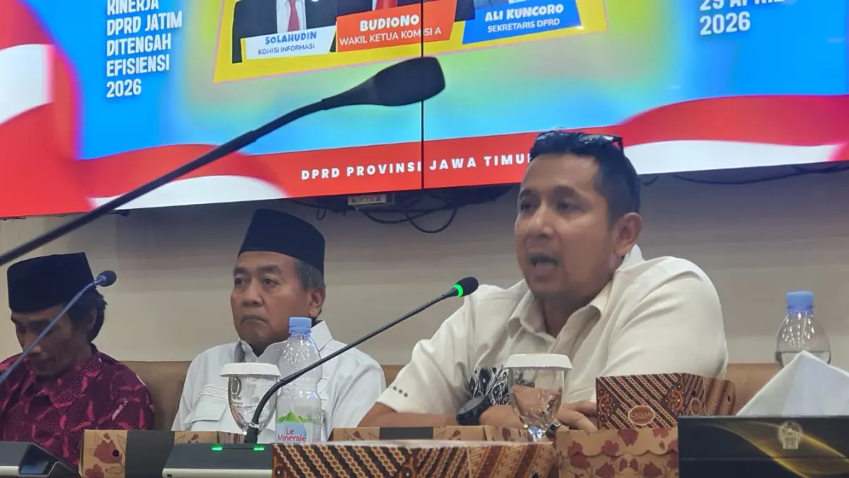 DUKUNGAN: Sekretaris DPRD Jatim M Ali Kuncoro (paling kanan) anjurkan pegawai gunakan transportasi umum untuk efisiensi anggaran. (IST/RADAR SURABAYA)