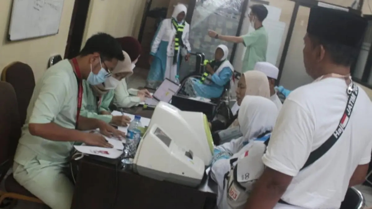 Jemaah haji saat berada di klinik Asrama Haji Embarkasi Surabaya untuk memeriksakan kesehatan. (Rahmat Sudrajat/Radar Surabaya)