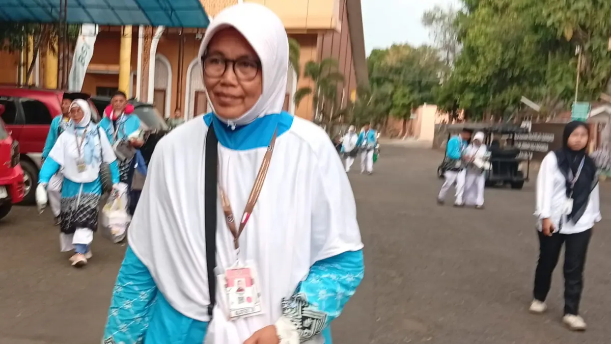 Menuju Baitullah : Mukarromah Basyar. Penjual mainan anak, 57 tahun asal Kecamatan Jenu, Kabupaten Tuban berangkat haji lewat Embarkasi Surabaya kloter 28.