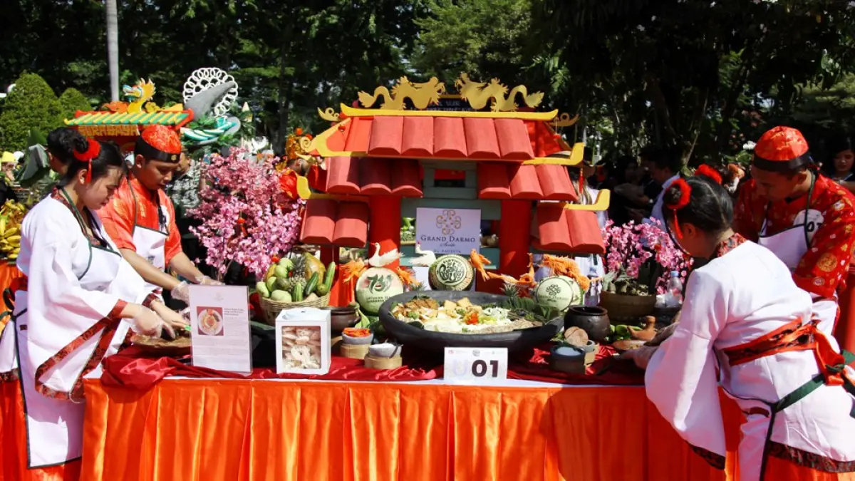 Peserta Festival Rujak Uleg tampil dengan kostum yang menarik. (SURYANTO/RADAR SURABAYA)