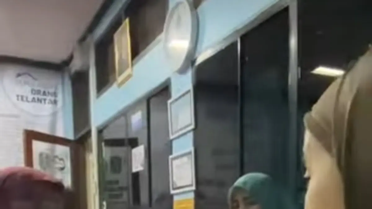 Petugas Dinsos Jawa Timur menangani perempuan asal Jakarta yang jadi korban penipuan di Surabaya. (IST]
