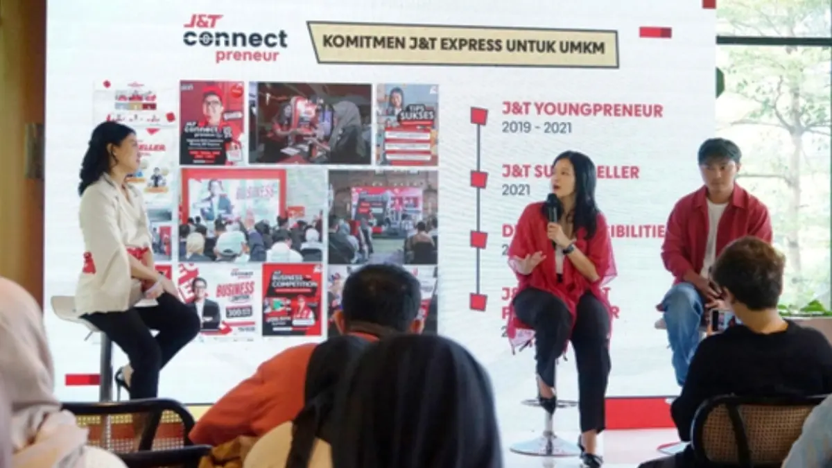 KOMITMEN: Rizky Arief, CEO HMNS Perfume (kanan) dengan Herline Septia, Brand Manager J&T Express (tengah) saat berbincang mengenai program J&T Connect Preneur Goes to Campus. Dalam acara tersebut, J&T Express berkomtimen untuk berperan lebih dari sekadar layanan pengiriman, namun juga sebagai enabler bisnis yang mendukung pertumbuhan wirausahawan muda di Indonesia.