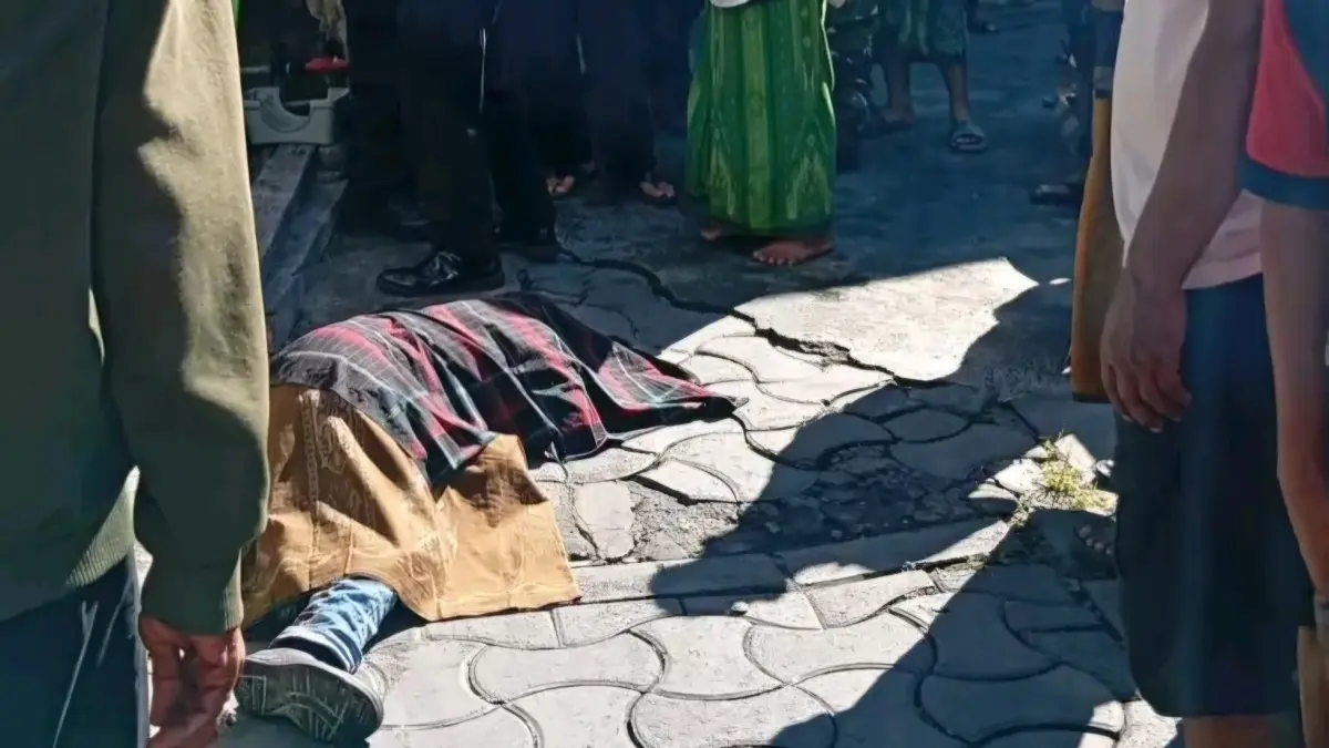 TERKAPAR: Korban sebelum dievakuasi petugas. Ia diduga jadi korban pembunuhan dan ditemukan meninggal di Jalan Wonokusumo Jaya Baru, Surabaya. (IST/RADAR SURABAYA)
