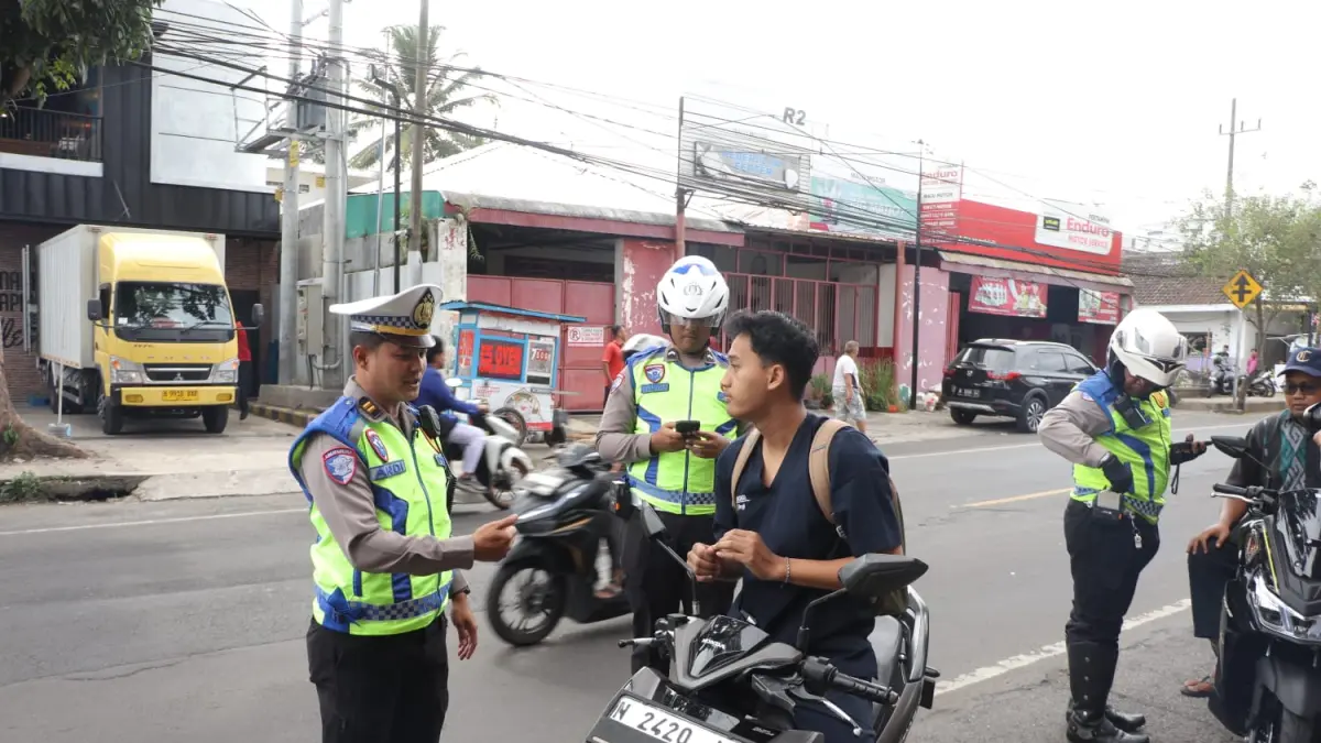TERTIB: Ditlantas Polda Jatim melakukan penindakan ETLE Handheld di wilayah Jatim.(IST/RADAR SURABAYA)