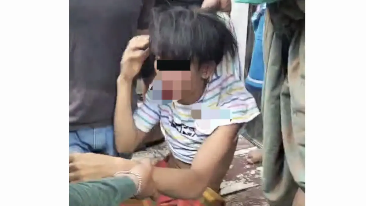BABAK BELUR: Pelaku pencuri motor saat ketahuan dihajar massa di Jalan Simorejo Sari A, Surabaya. (IST/RADAR SURABAYA)