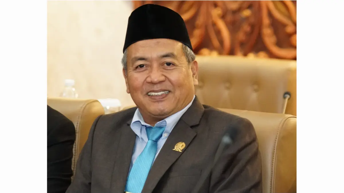BERALIH: Wakil Ketua Komisi A DPRD Jatim. Budiono, mendorong ASN untuk naik transportasi umum untuk efisiensi anggaran. (IST/RADAR SURABAYA)