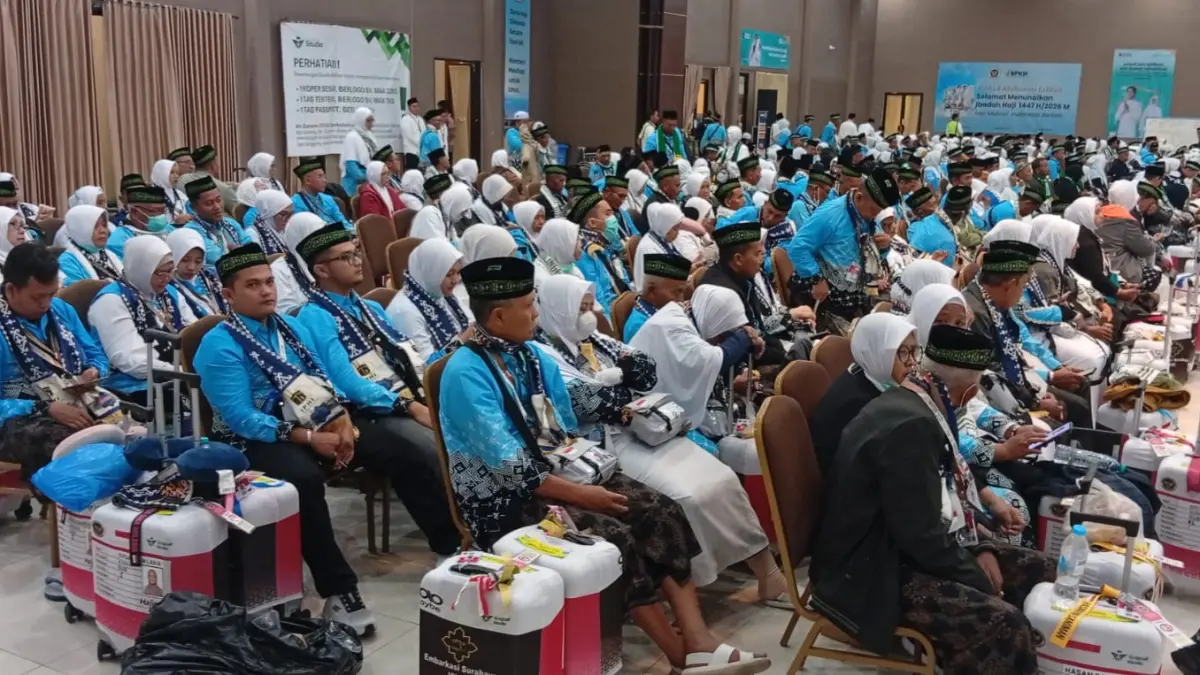 Calon jemaah haji bersiap menuju ke Bandara Internasional Juanda Surabaya. (RAHMAT SUDRAJAT/RADAR SURABAYA)