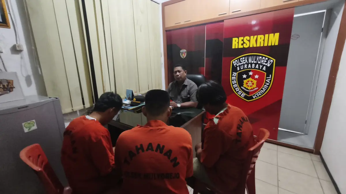 DIRINGKUS: Tiga pelaku yang melakukan pengeroyokan terhadap anggota Polsek Mulyorejo di SPBU Kenjeran berhasil diamankan. Satu orang menyerahkan diri.(IST/RADAR SURABAYA)