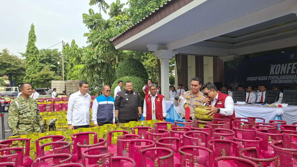 DISITA: Ratusan tabung elpiji yang disita Polda Jatim selama empat bulan. Sebanyak 66 kasus penyalahgunaan BBM dan elpiji berhasil diungkap.(MAHRUS/RADAR SURABAYA)