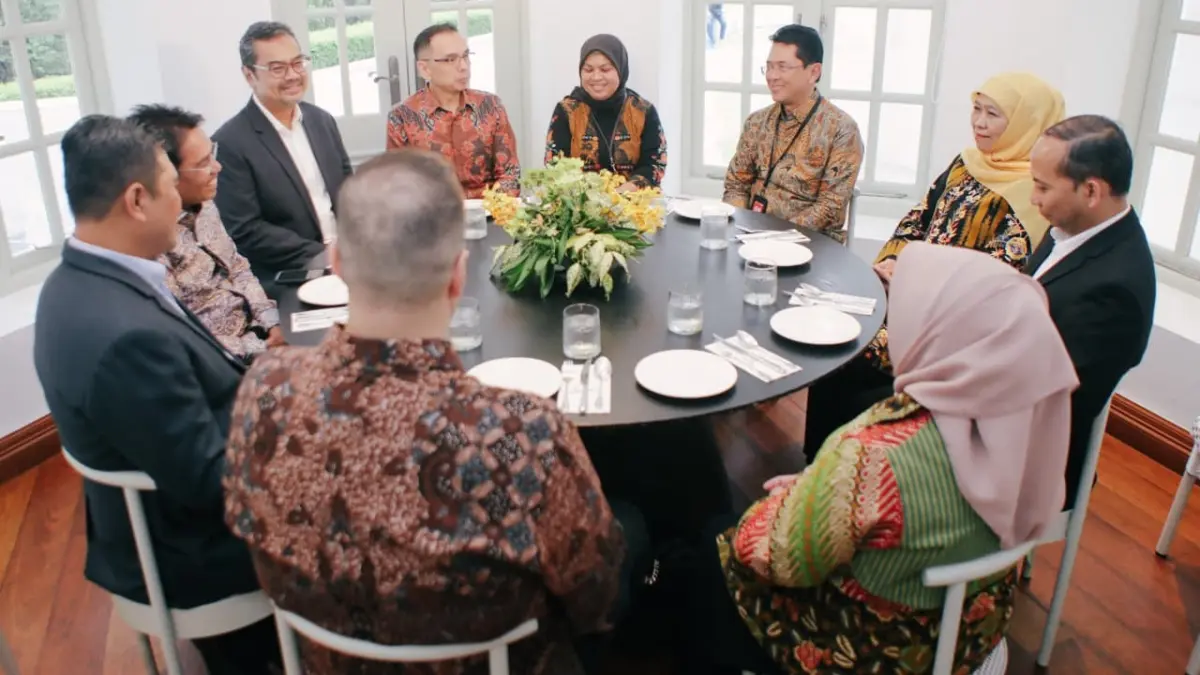 Gubernur Jatim Khofifah Indar Parawansa berdiskusi dengan pihak Maybank Islamic Berhad mengenai kolaborasi keuangan syariah di Kuala Lumpur, Malaysia. (HUMAS PEMPROV JATIM)