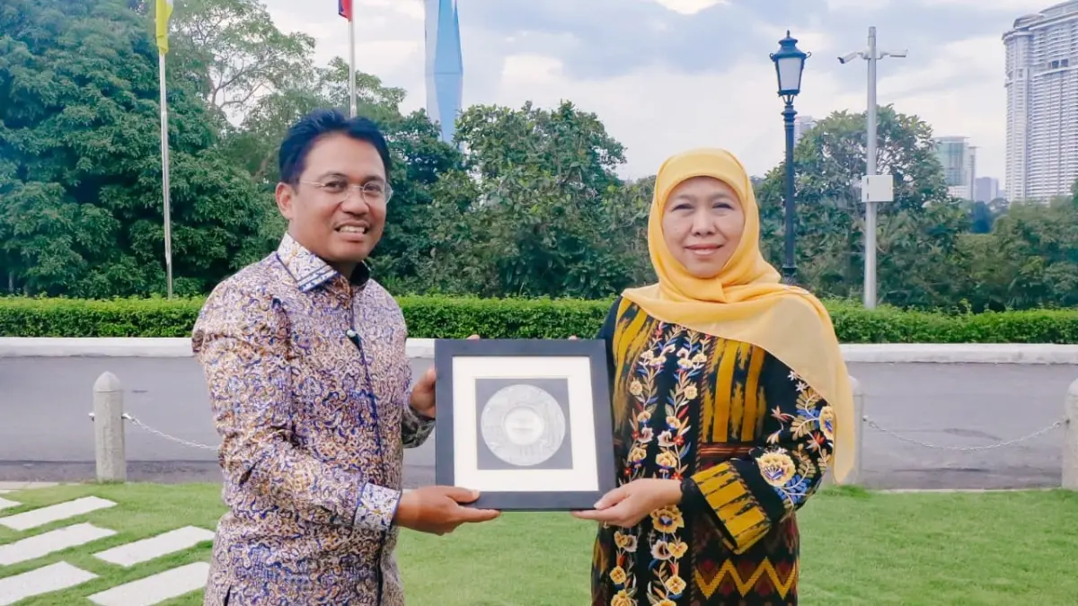 Gubernur Jatim Khofifah Indar Parawansa bersama CEO Maybank Islamic Berhad, Mohamad Yasin bin Abdullah. (HUMAS PEMPROV JATIM)
