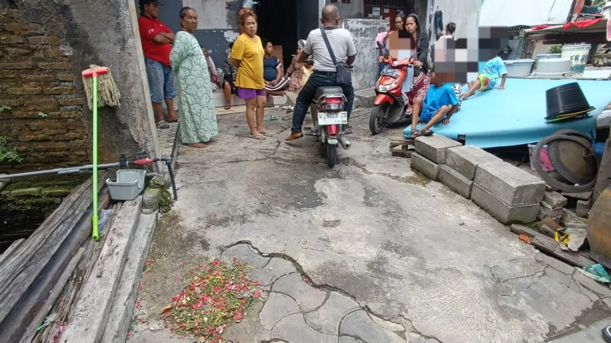 PENYELIDIKAN: Satreskrim Polres Pelabuhan Tanjung Perak sudah melakukan olah TKP di lokasi pembunuhan Jalan Wonokusumo Jaya Baru, Surabaya.(IST/RADAR SURABAYA)