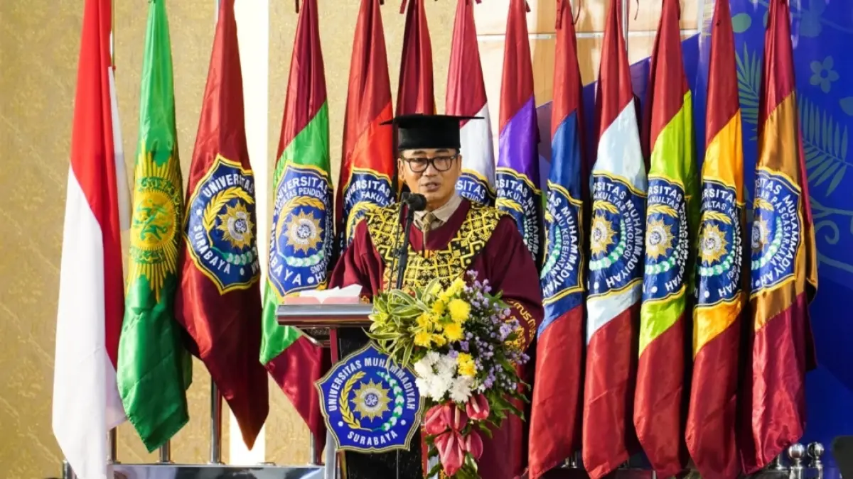 Prof. Mundakir saat menyampaikan orasi guru besar di Auditorium Lantai 13 At-Tauhid Tower Umsura, Kamis (30/4). (Andy Satria) 
