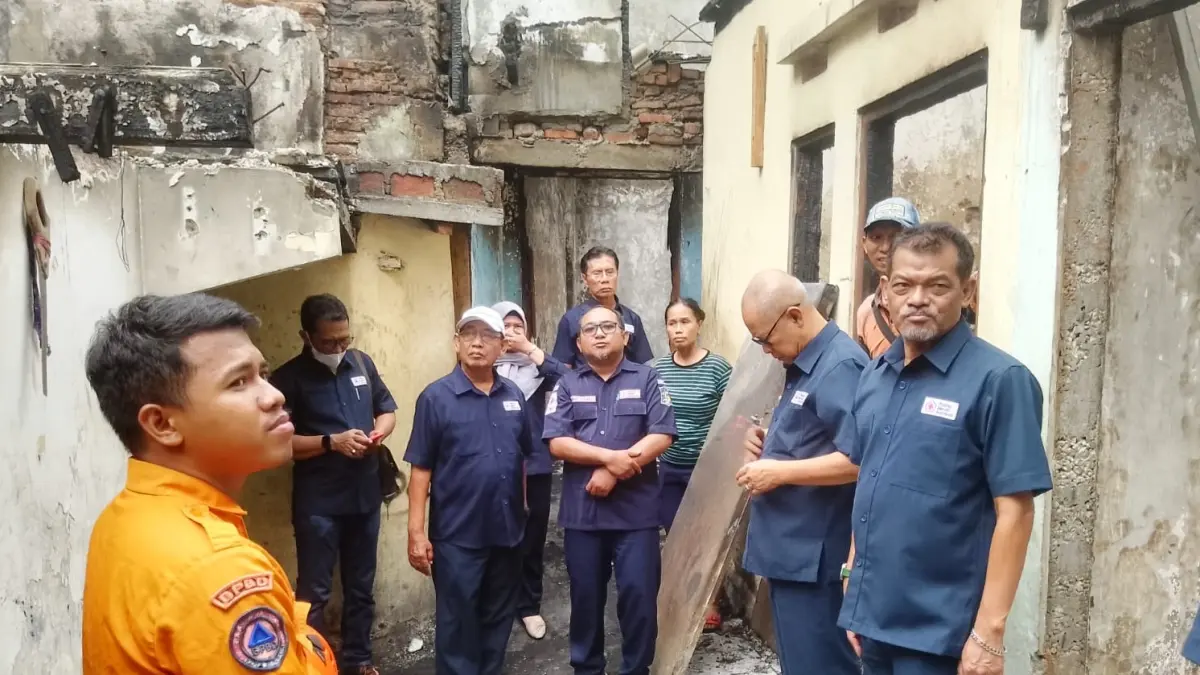 SOLIDARITAS: Rombongan PMI Surabaya meninjau rumah yang terbakar di Kupang Segunting IV.