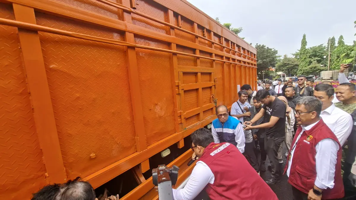 TERBONGKAR: Salah satu truk yang disita Polda Jatim. Tangki truk ini dimodifikasi untuk penyalahgunaan BBM jenis solar.(M MAHRUS/RADAR SURABAYA)