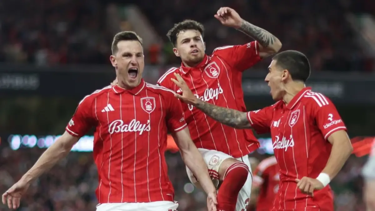 Chris Wood (kiri) jadi penentu kemenangan Nottingham Forest. (The Guardian). 