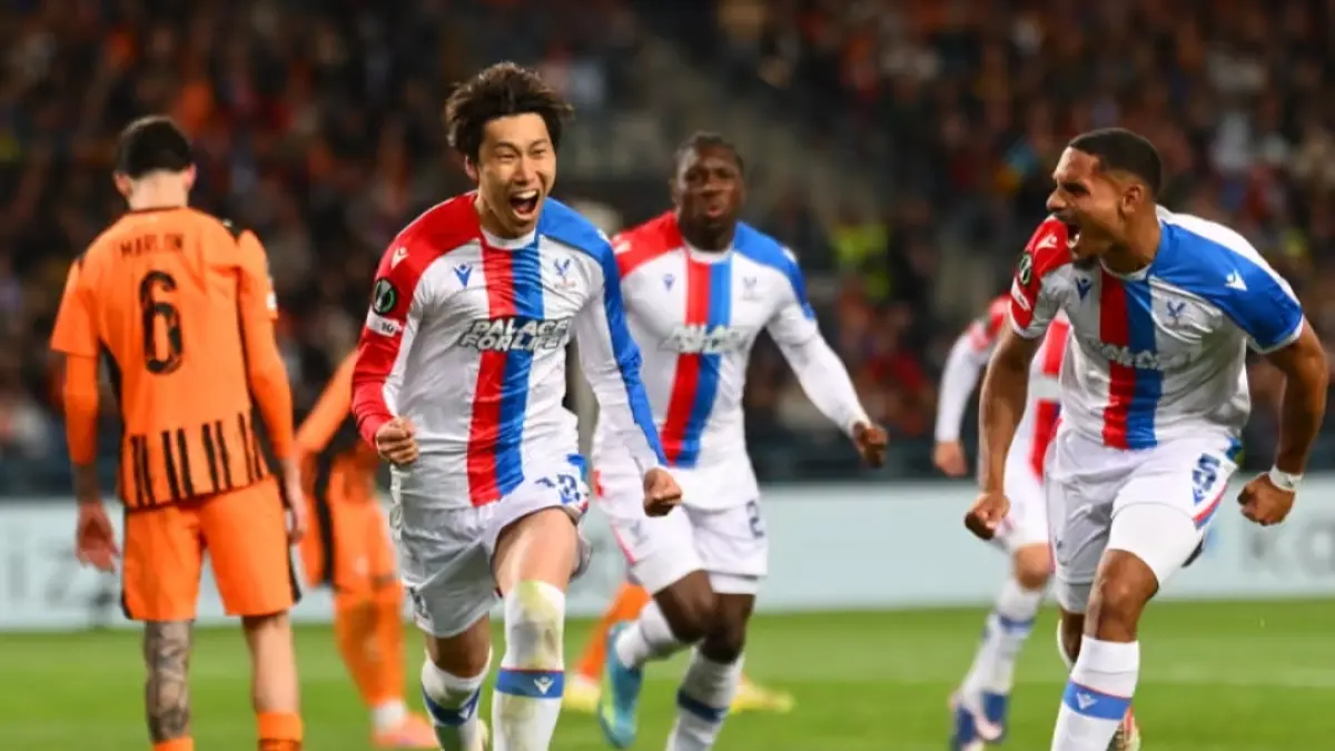 Daichi Kamada jadi bintang kemenangan Crystal Palace. (The Guardian) 