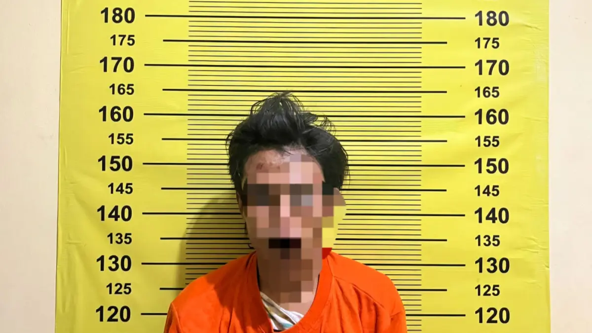 DIAMANKAN: Tersangka H saat diamankan polisi. Saat ini polisi memburu satu buron pelaku curanmor di Jalan Simorejo Sari A, Surabaya. (IST/RADAR SURABAYA)