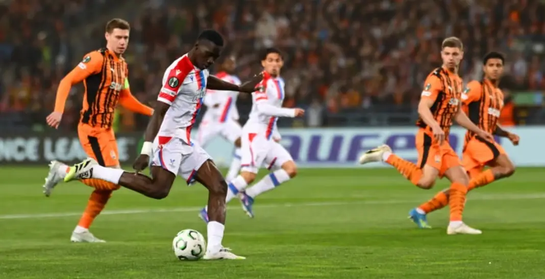 Ismaila Sarr membuat rekor gol kilat di liga conference. (The Guardian) 