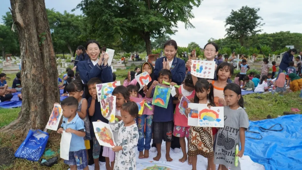 Kemeriahan Petra Mengajar di Komunitas Makam Mataram Surabaya ajarkan melukis tanpa kuas. (Rahmat Sudrajat/Radar Surabaya) 