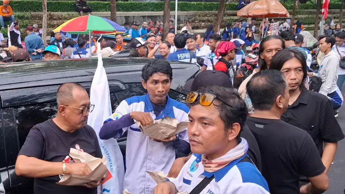 MEMBAUR: Wawali Kota Surabaya Armuji saat makan bareng dengan massa butuh di depan Kantor Gubernur Jatim di Jalan Pahlawan, Surabaya. (IST/RADAR SURABAYA)