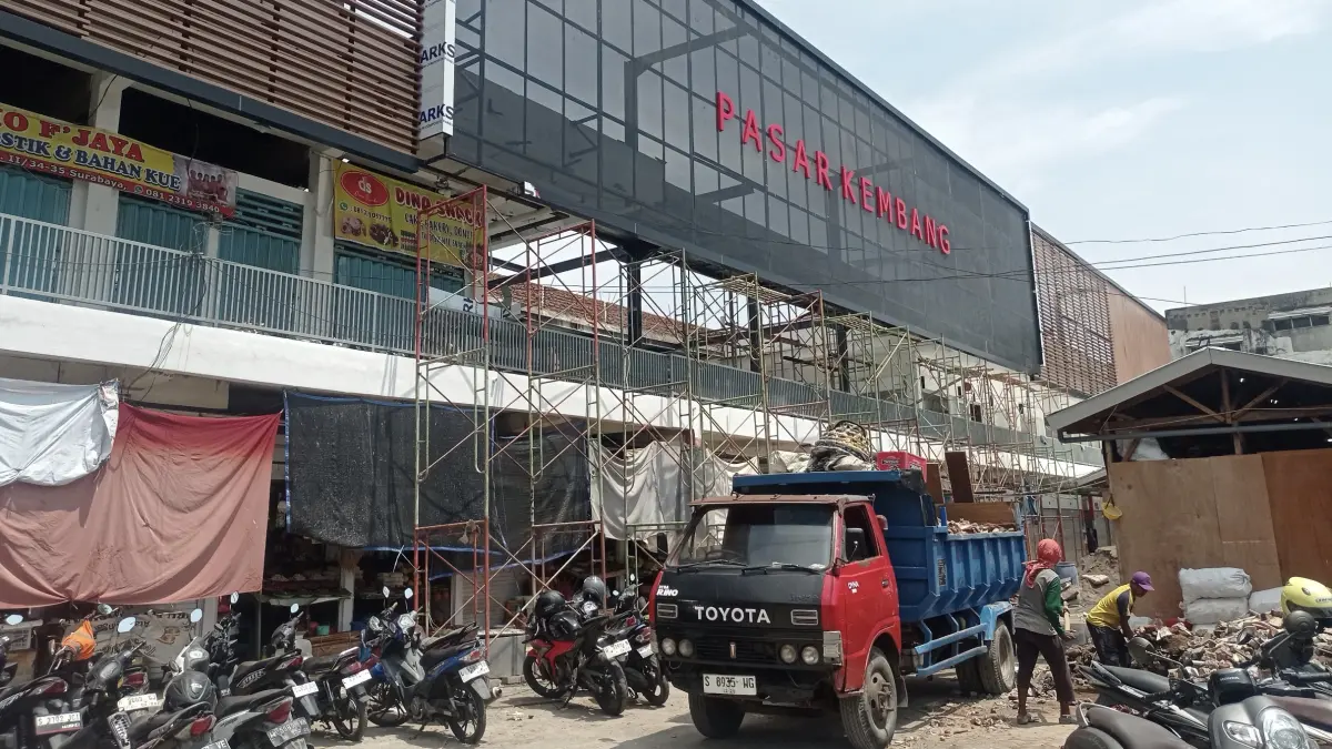 Pasar Kembang menjadi salah satu dari lima pasar yang pengerjaannya dikebut dan ditarget selesai bulan Mei ini. (SURYANTO/RADAR SURABAYA)