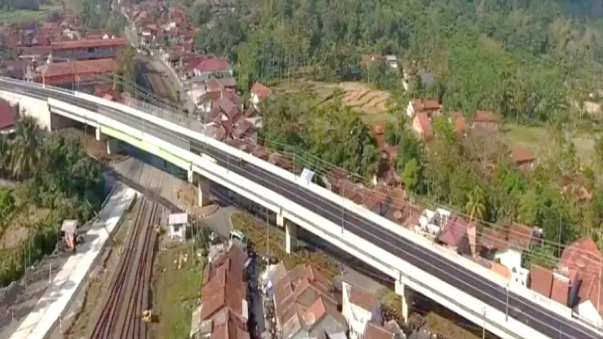 Solusi Kecelakaan Perlintasan Kereta Api: Pakar Usulkan Jalan Layang dan Terowongan di Surabaya