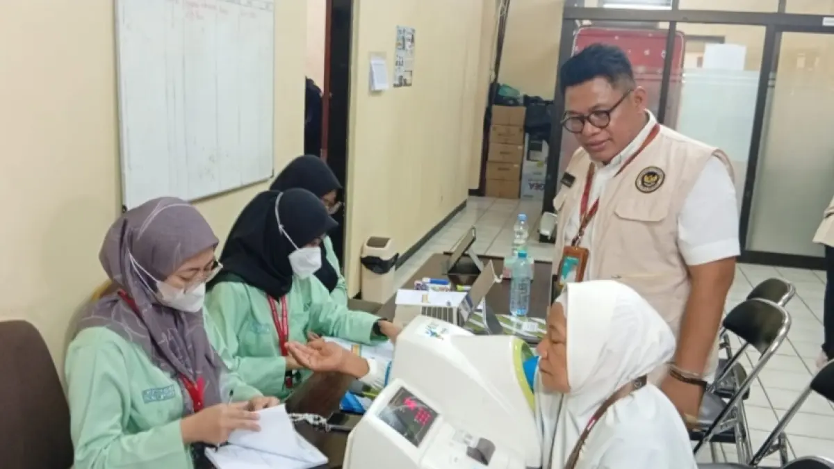 Pemeriksaan kesehatan di Asrama Haji Surabaya. (Rahmat Sudrajat/Radar Surabaya) 