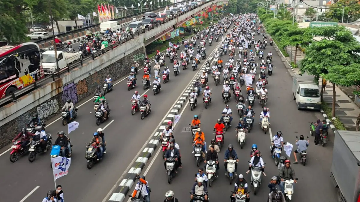 RAMAI: Ribuan massa buruh bergerak masuk ke Surabaya. Mereka akan menuju ke Kantor Gubernur Jatim untuk merayakan May Day. (MAHRUS/RADAR SURABAYA)