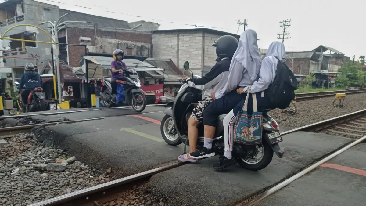 Salah satu perlintasan kereta api di kawasan permukiman di Surabaya. (SURYANTO/RADAR SURABAYA)