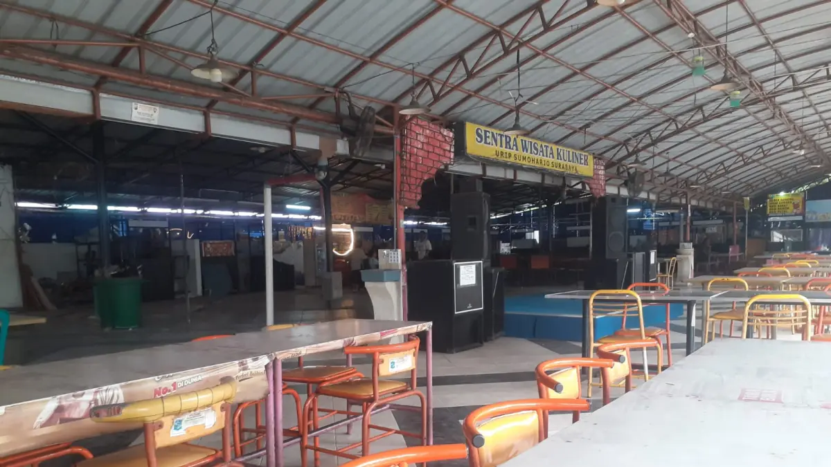 Sentra wisata kuliner di Jalan Urip Sumoharjo Surabaya sepi pengunjung. (Lambertus/Radar Surabaya) 
