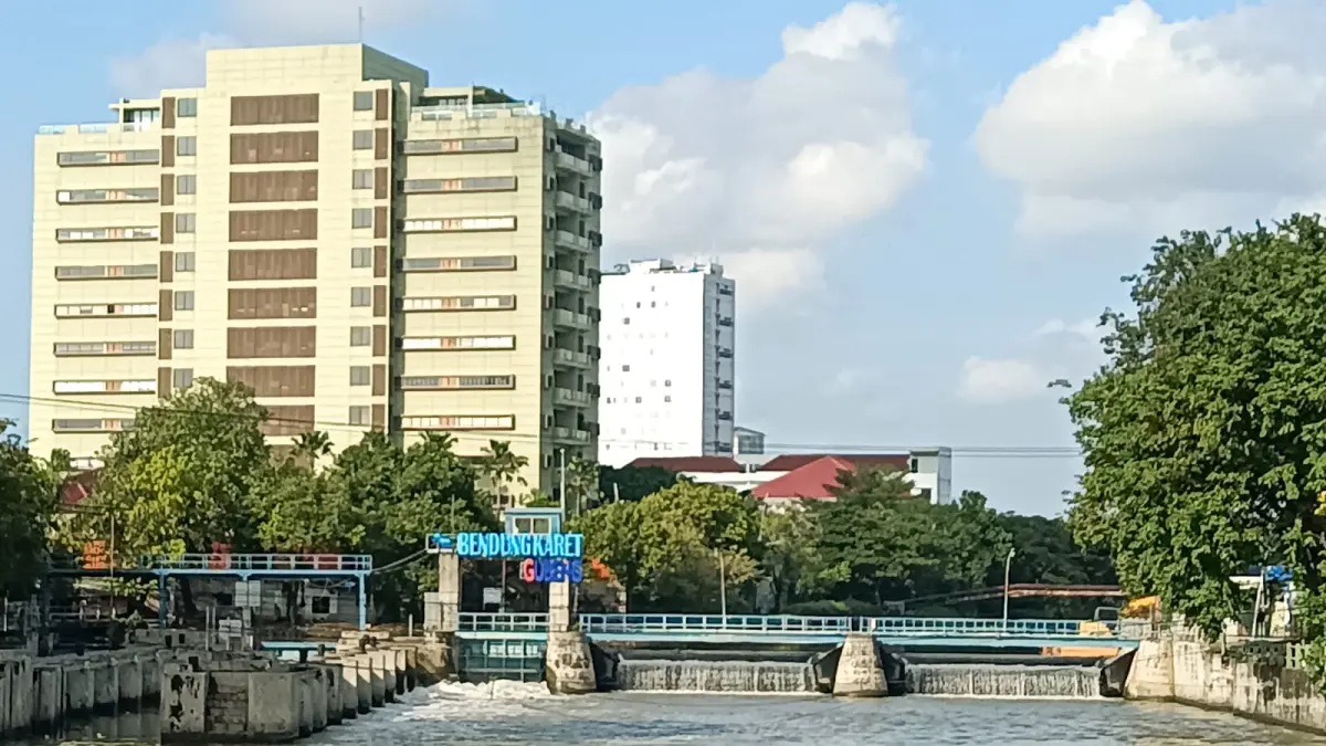 Bendungan karet di Gubeng Surabaya masih berfungsi dengan baik. (ANDY SATRIA/RADAR SURABAYA) 