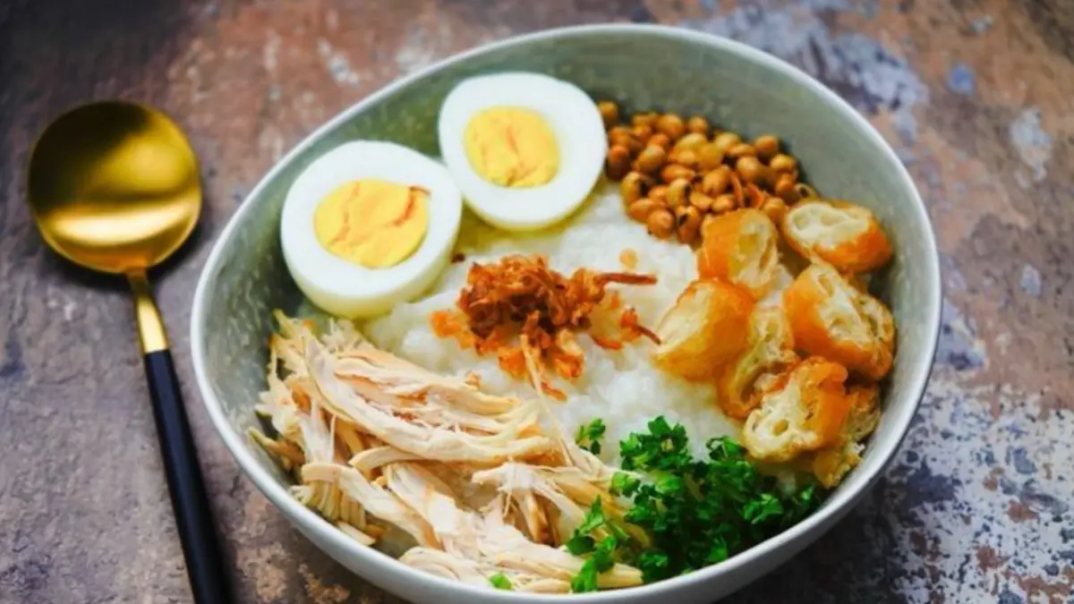 Bubur ayam mengandung nutrisi lengkap sehingga cocok untuk sarapan. (PINTEREST)