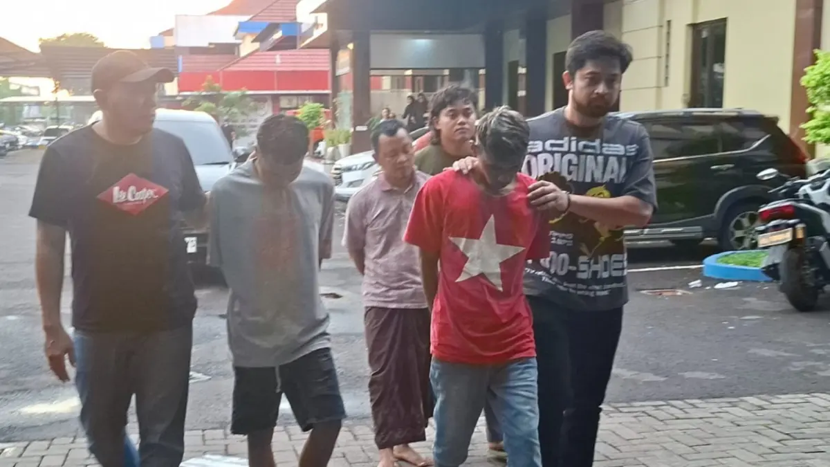 DIRINGKUS: Subdit III Jatanras Ditreskrimum Polda Jatim meringkus prncuri dan penadah motor asal Pasuruan. Polisi juga menyita bahan peledak dari tersangka.(MAHRUS/RADAR SURABAYA)