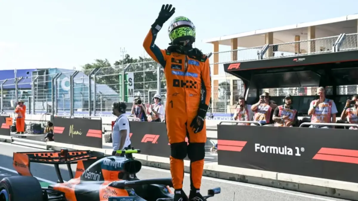 Lando Norris merayakan keberhasilannya meraih posisi pole untuk balapan sprint hari Sabtu dengan lap kualifikasi bersih pada hari Jumat. (The Guardian/Chandan Khanna/AFP/Getty Images). 