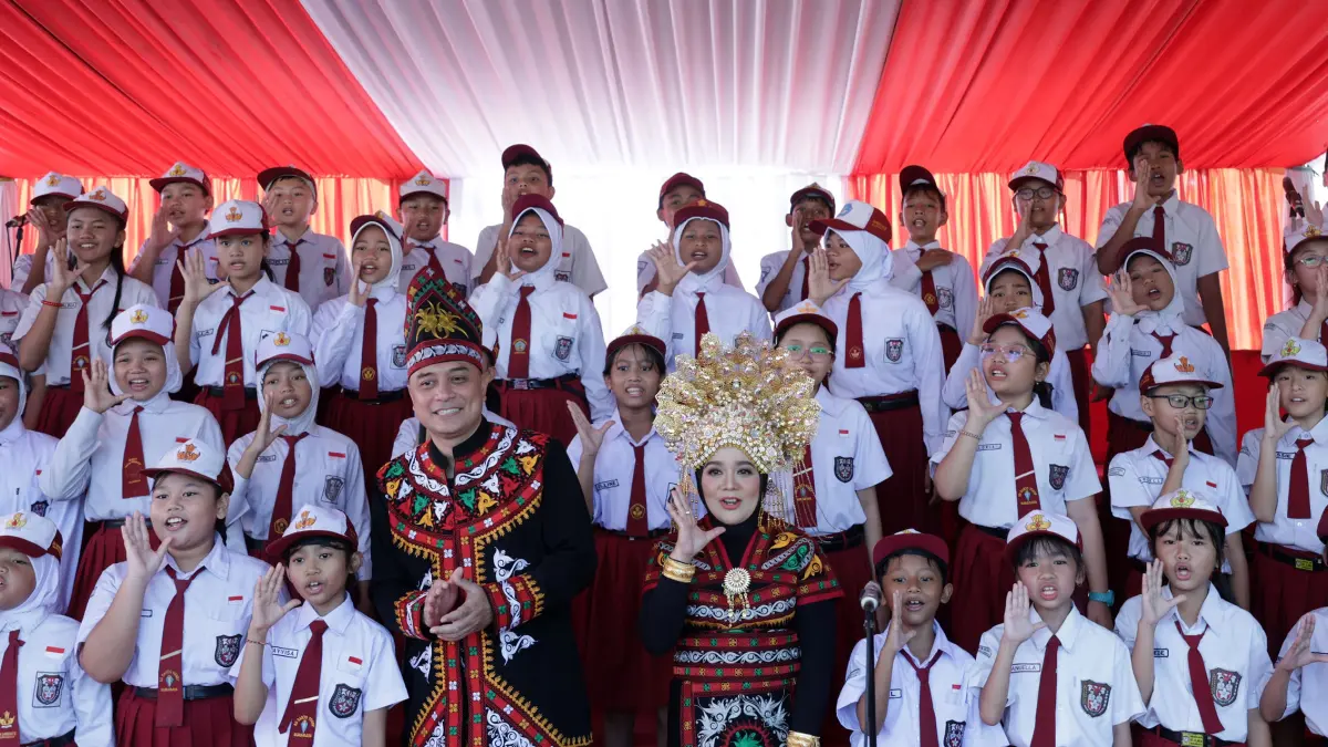 Wali Kota Surabaya, Eri Cahyadi bersama Ketua TP PKK Surabaya Rini Indriyani saat upacara peringatan Hardiknas 2026 di Surabaya. (HUMAS PEMKOT SURABAYA)