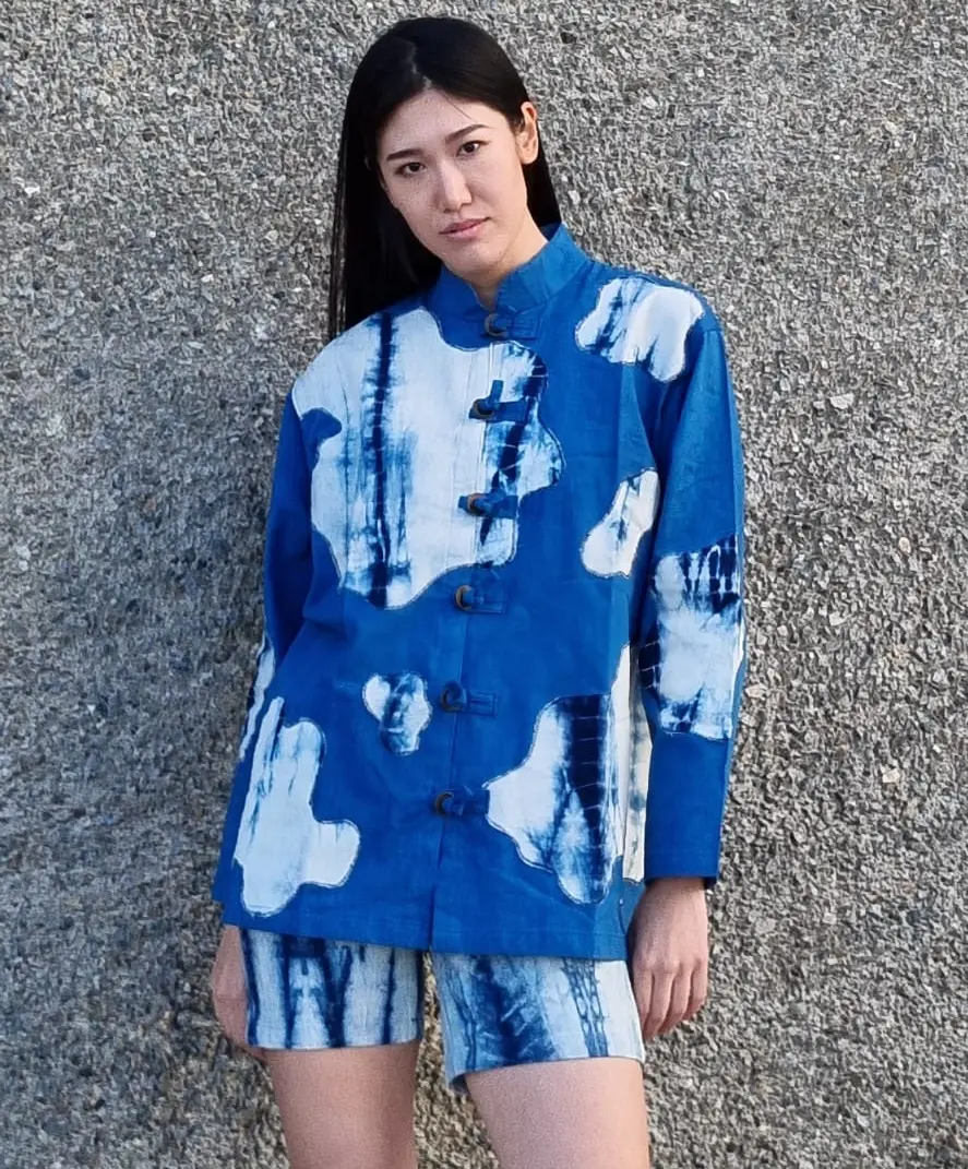 BATIK X SHIBORI: Meski shibori merupakan teknik asli Jepang, ditangan Veni Rosita busana yang ditampilkan tampak spesial. (ISTIMEWA)