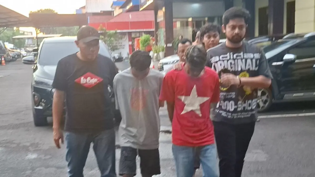 DIAMANKAN: Dua tersangka pencuri dan penadah motor asal Pasuruan saat diamankan Polda Jatim.(MAHRUS/RADAR SURABAYA)