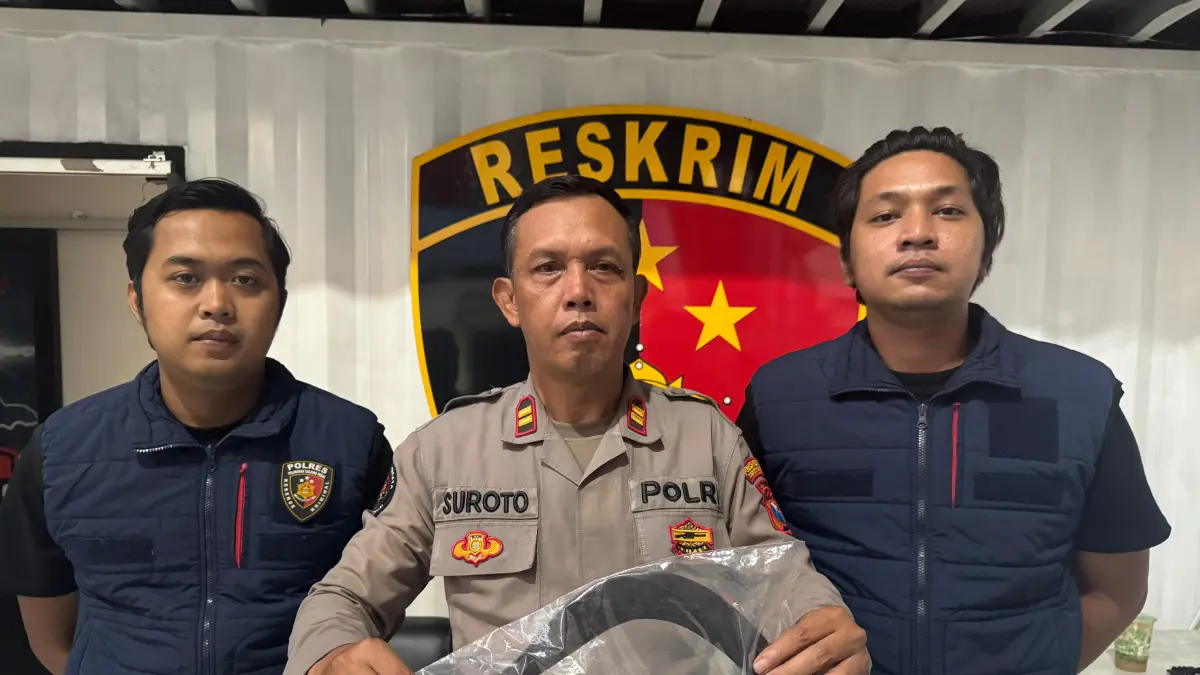 DITEMUKAN: Satreskrim Polres Pelabuhan Tanjung Perak berhasil menangkap tersangka dan barang bukti pembunuhan di Jalan Wonokusumo Jaya Baru, Surabaya. (IST/RADAR SURABAYA)