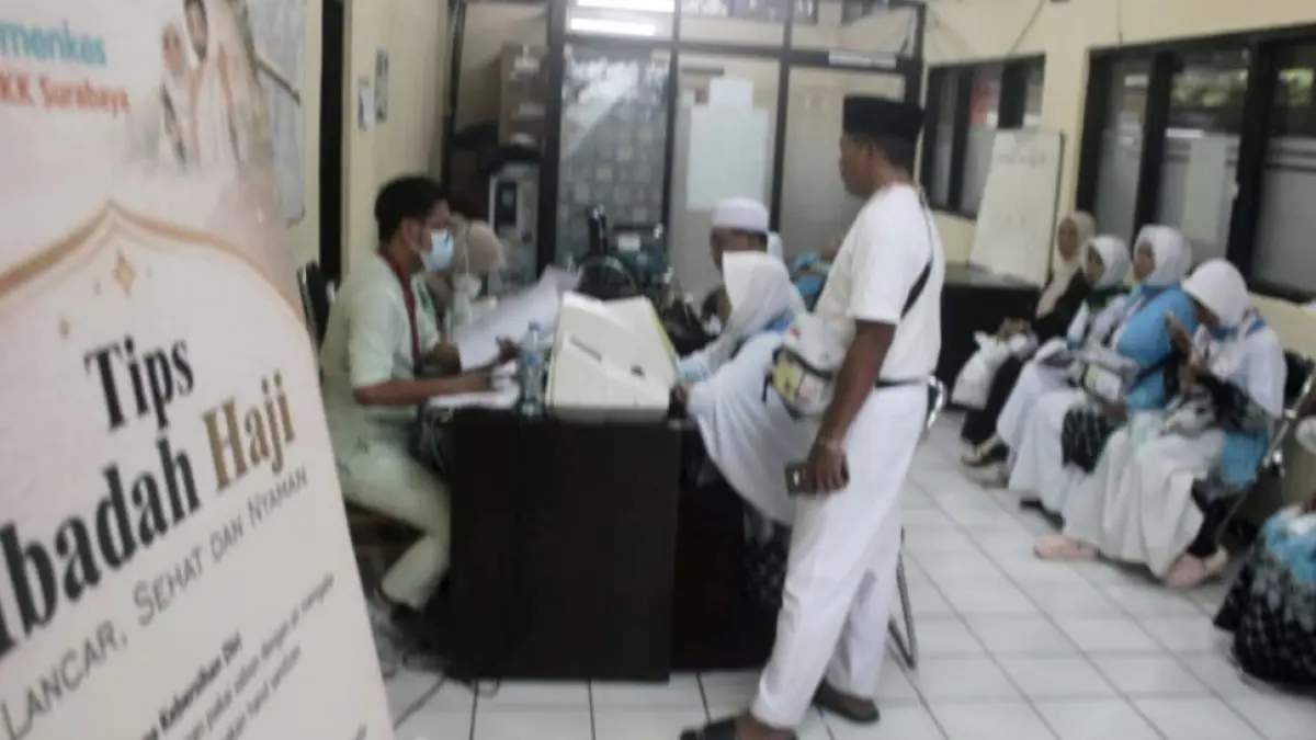 Jemaah haji saat memeriksakan kondisi kesehatan di Klinik Embarkasi Surabaya sebelum terbang ke Tanah Suci. (Rahmat Sudrajat/Radar Surabaya). 