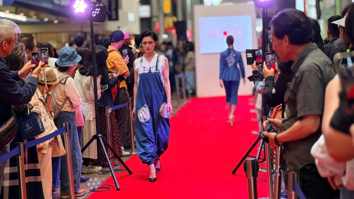 MENCURI PERHATIAN: Busana batik shibori karya desainer Surabaya Veni Rosita &nbsp;yang tampil dalam fashion show di Kobe, Jepang.