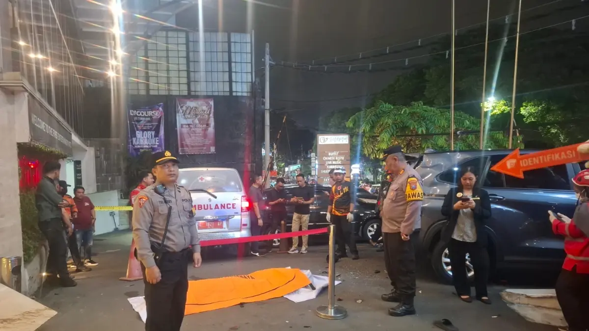 OLAH TKP: Tim Inafis Polrestabes Surabaya dan Polsek Genteng melakukan olah TKP terkait kejadian bunuh diri di parkiran lobi hotel Jalan Basuki Rahmat, Embong Kaliasin Genteng Surabaya, Sabtu (2/5) malam. (ISTIMEWA)