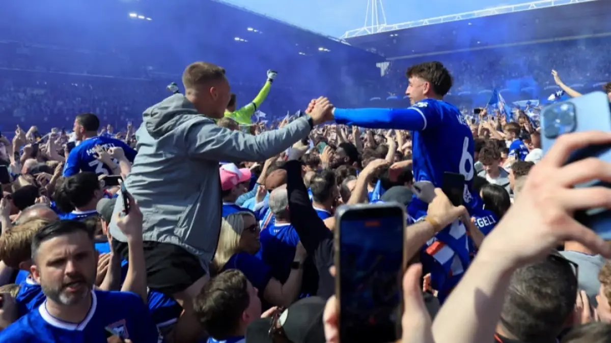 Para penggemar yang bersukacita menyerbu lapangan Portman Road setelah Ipswich meraih promosi kembali ke Premier League.(Nigel French/PA). 