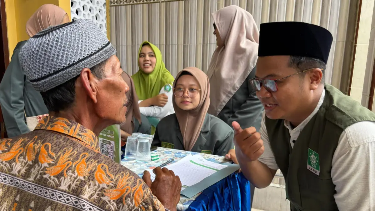 PENDEKATAN HUMANIS: LKNU Kota Surabaya melayani konsultasi warga saat soft opening House of Pain Experts (HOPE). Layanan ini memudahkan masyarakat memperoleh penanganan nyeri secara cepat, tepat, dan lebih dekat.(IST/RADAR SURABAYA)