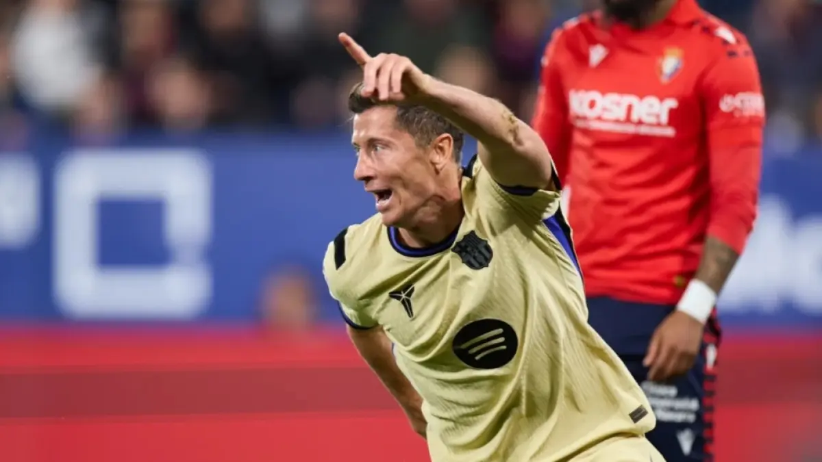 Robert Lewandowski mengawali pesta kemenangan Barcelona. (football Espana) 