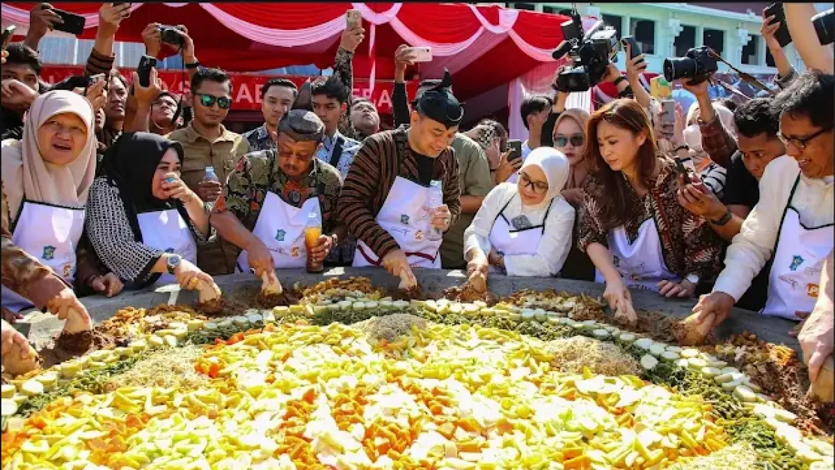 Suasana Festival Rujak Uleg 2025. Wali Kota Surabaya Eri Cahyadi dan Wawali Surabaya Armuji ikut nguleg rujak. (IST) 
