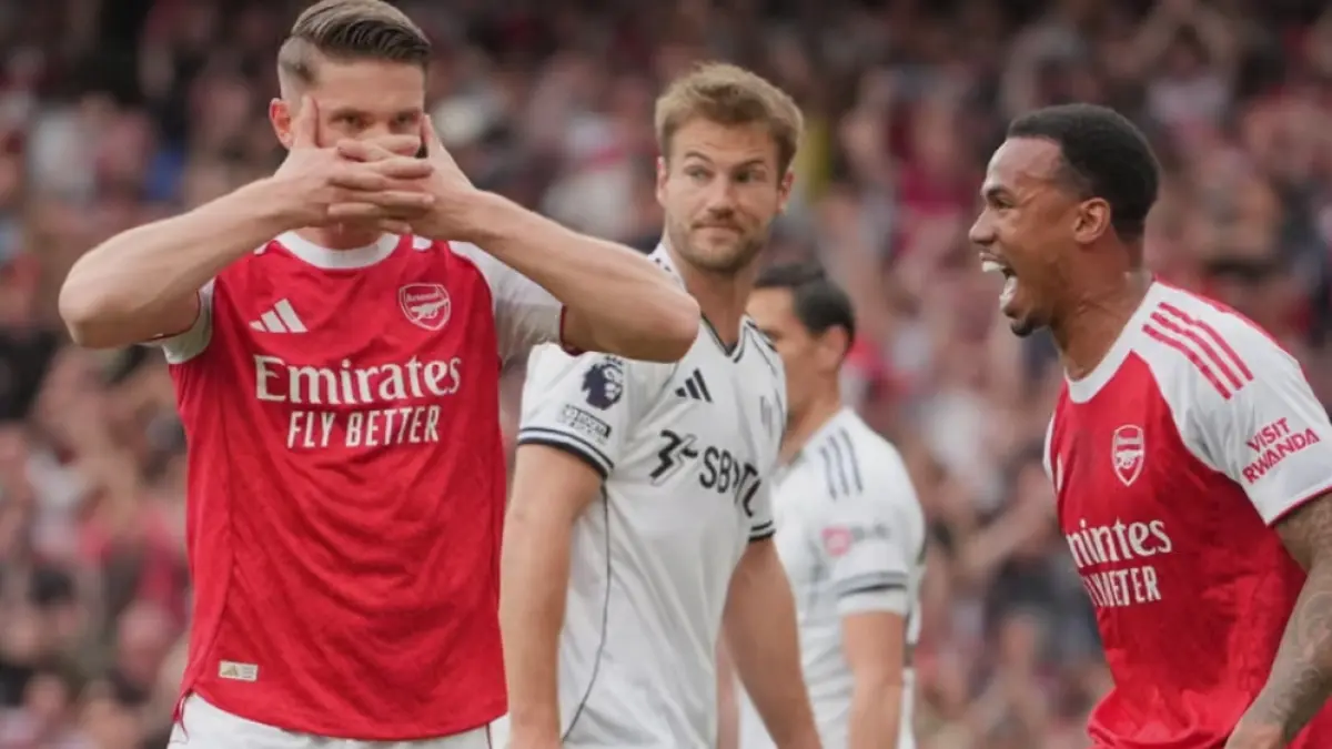 Viktor Gyokeres (kiri) jadi bintang kemenangan Arsenal atas Fulham. (The Guardian). 