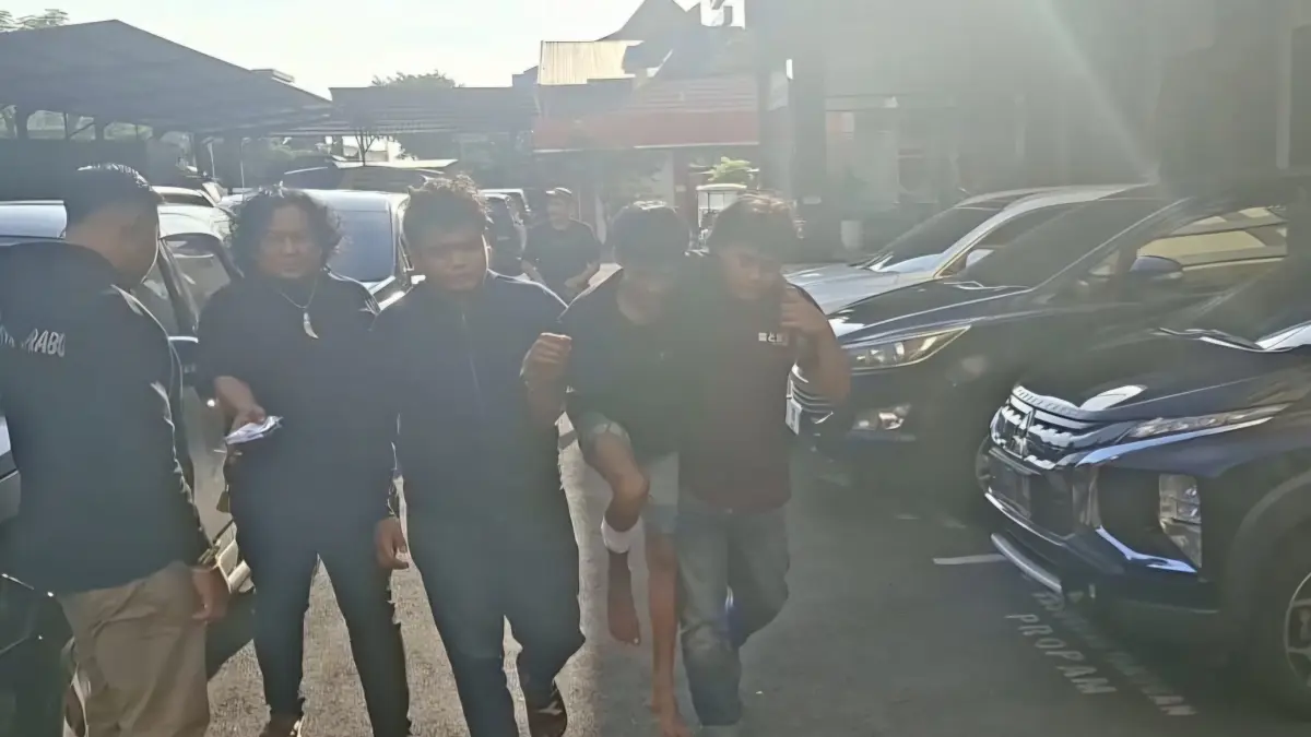 DIBOPONG: Subdit Jatanras Ditreskrimum Polda Jatim menangkap begal sadis yang membacok mahasiswi yang hendak mendaki Bukit Premium, Pasuruan.(MAHRUS/RADAR SURABAYA)