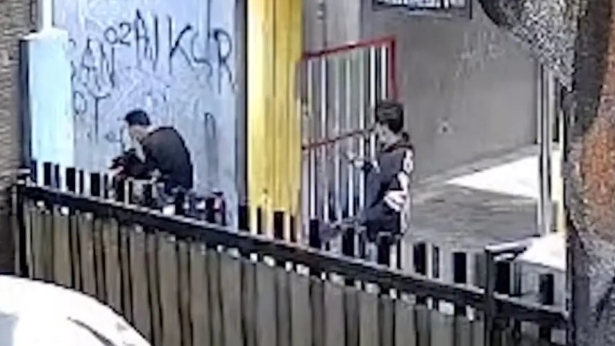 DIRINGKUS: Dua pelaku terekam CCTV saat hendak mencuri motor di Jalan Pacar Kembang, Surabaya.(IST/RADAR SURABAYA)