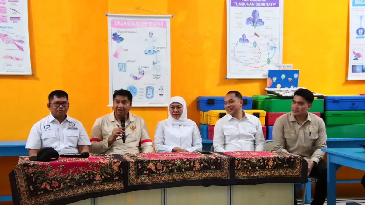 DUKUNGAN: Anggota DPRD Jatim Cahyo Harjo (paling kanan) saat meninjau pelaksanaan program BSPS di Surabaya bersama Menteri PKP (dua dari kiri), Gubernur Jatim Khofifah (tengah), dan Wali Kota Surabaya Eri Cahyadi (dua dari kanan).(IST/RADAR SURABAYA)